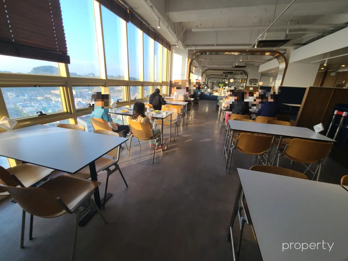 조식뷔페내부-흰색테이블-노란색의자-밥먹는사람들