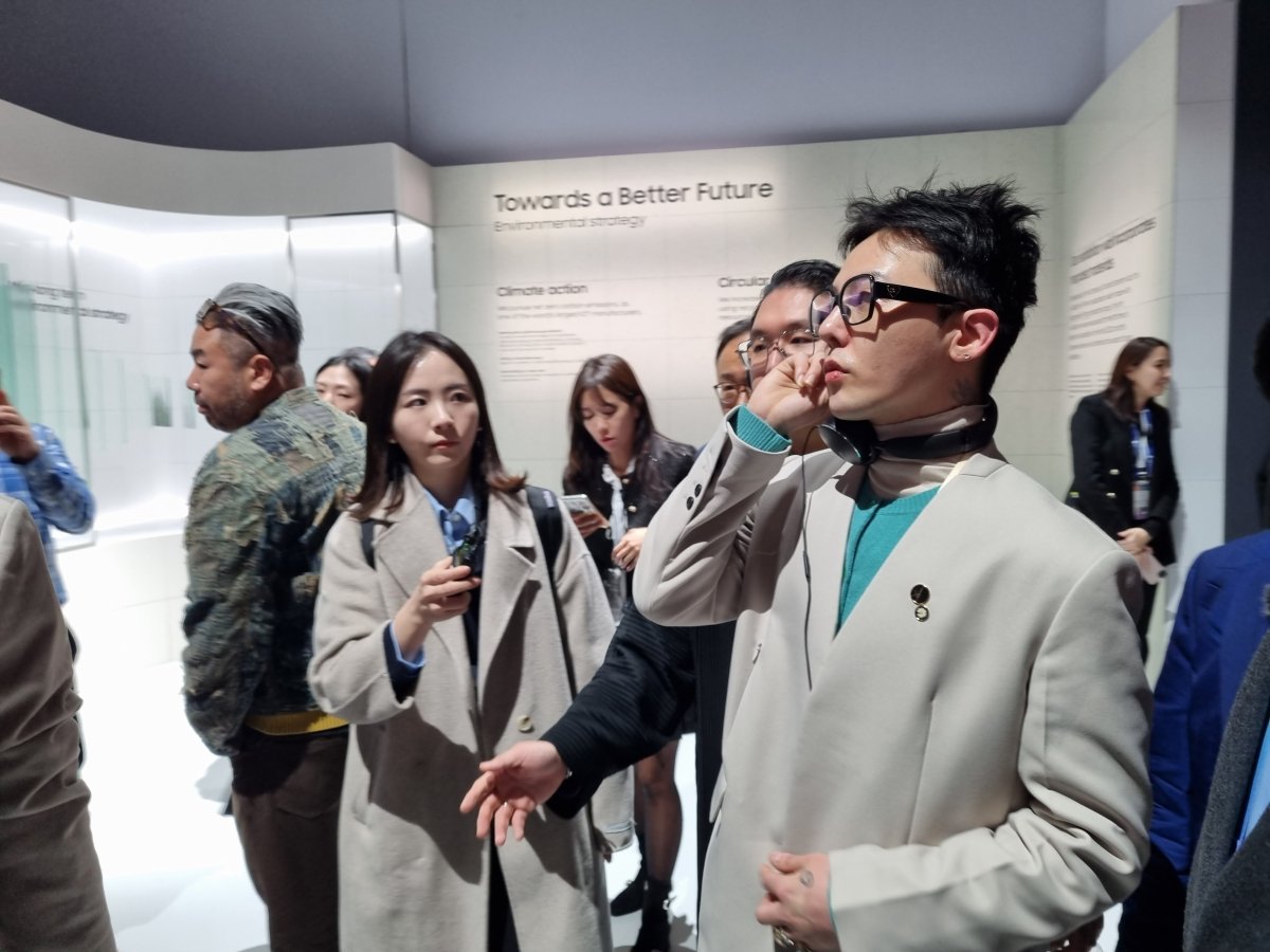 가수 지드래곤(권지용)이 'CES 2024'에 참석했다.