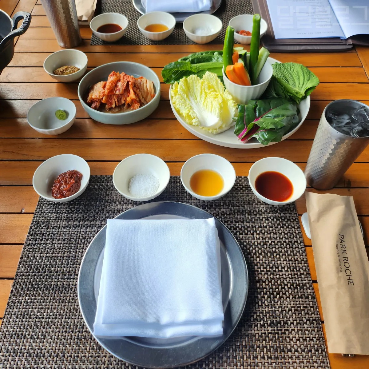 정선-파크로쉬-가든-바베큐-테이블-세팅