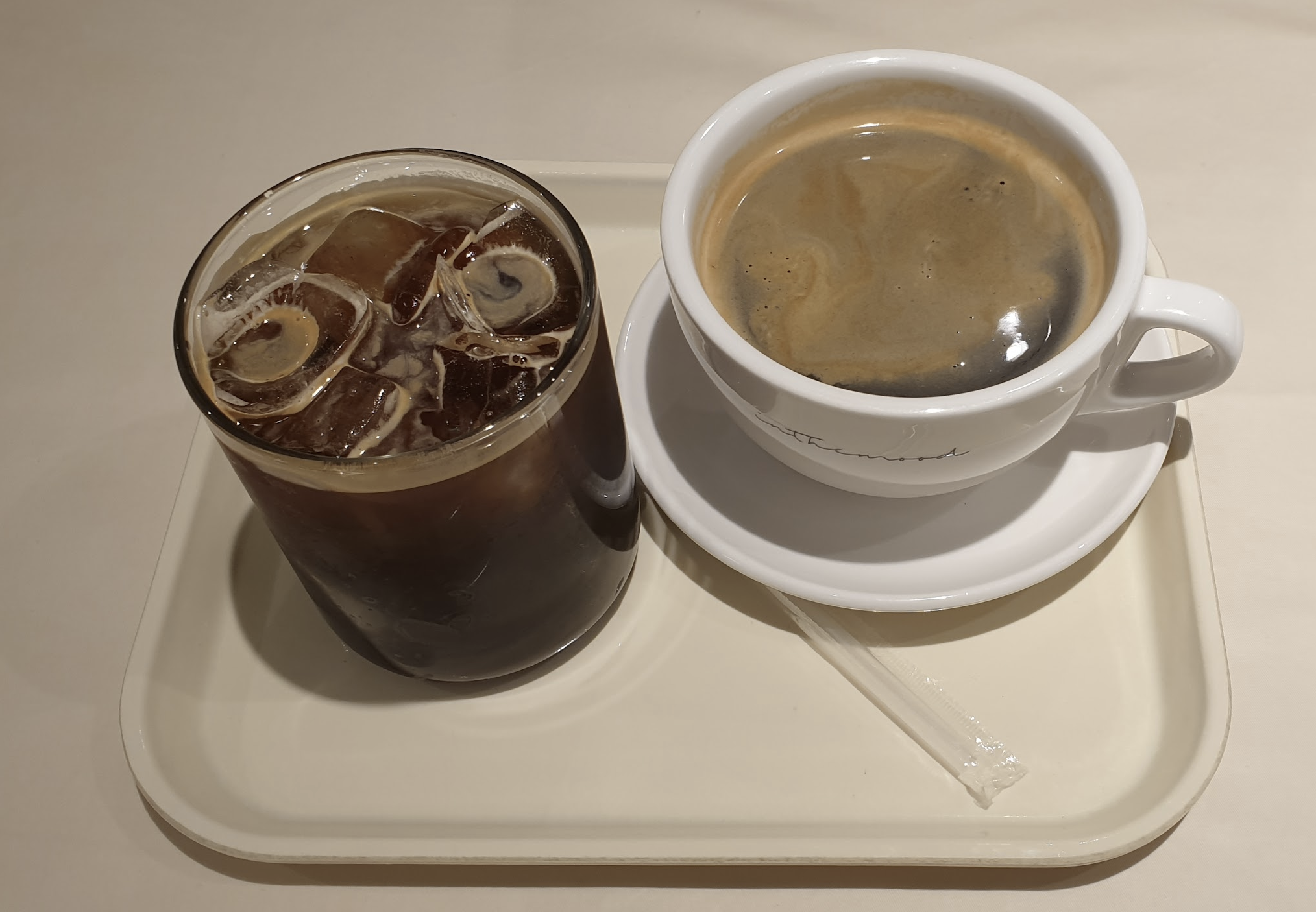 아이스커피와 따뜻한 커피