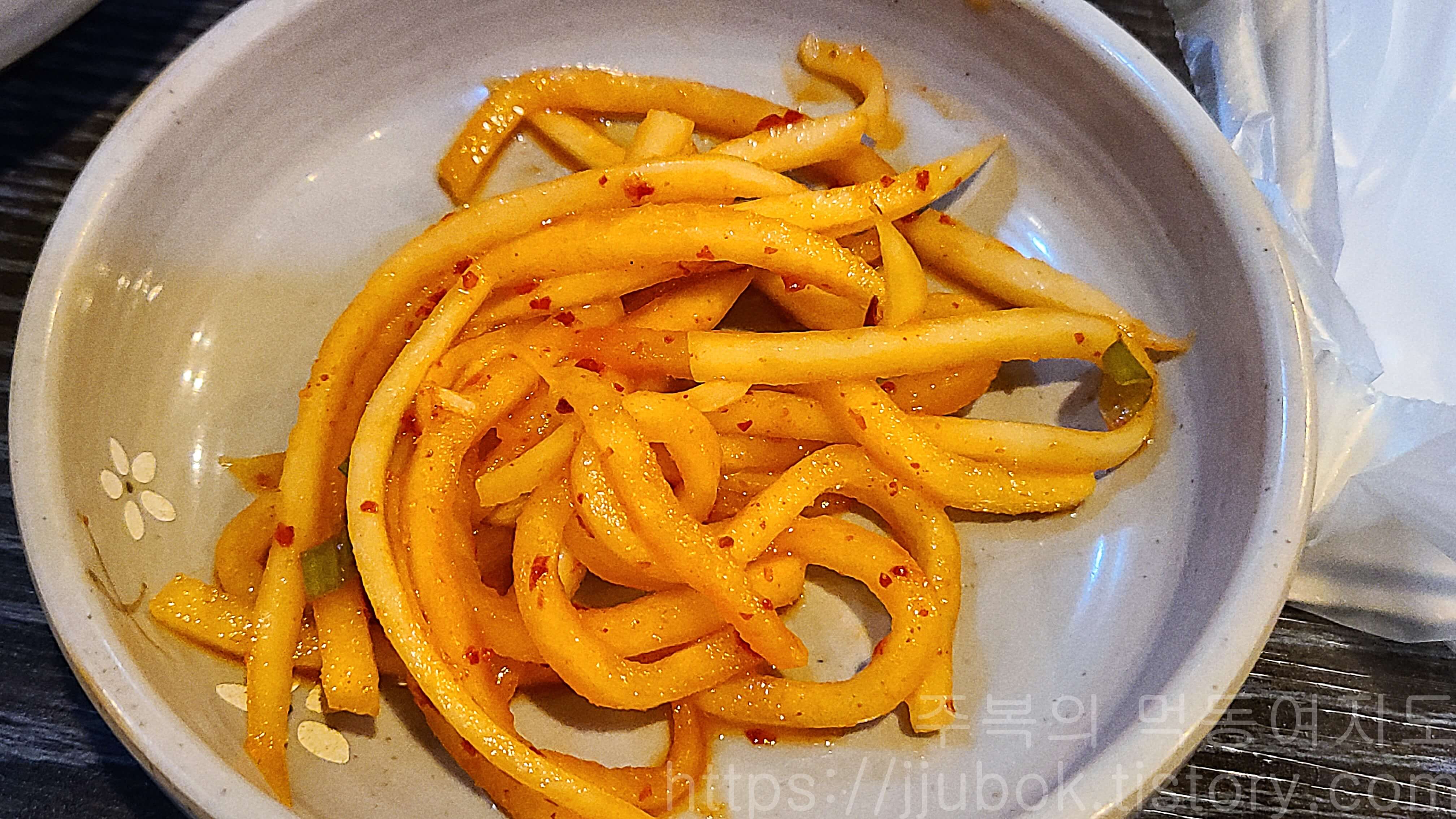 유가네알찬소곱창-밑반찬-무생채