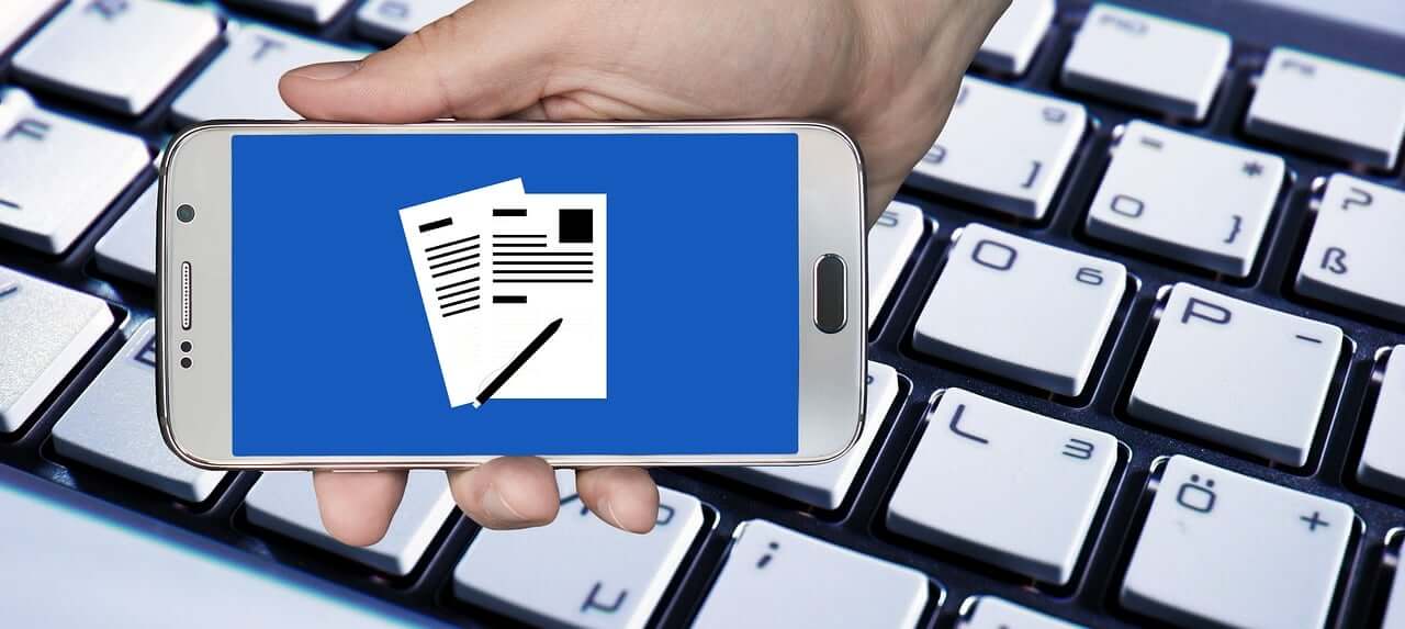 신청서 아이콘이 표시된 스마트폰을 들고 있는 손&amp;#44; 감면 신청 절차를 암시