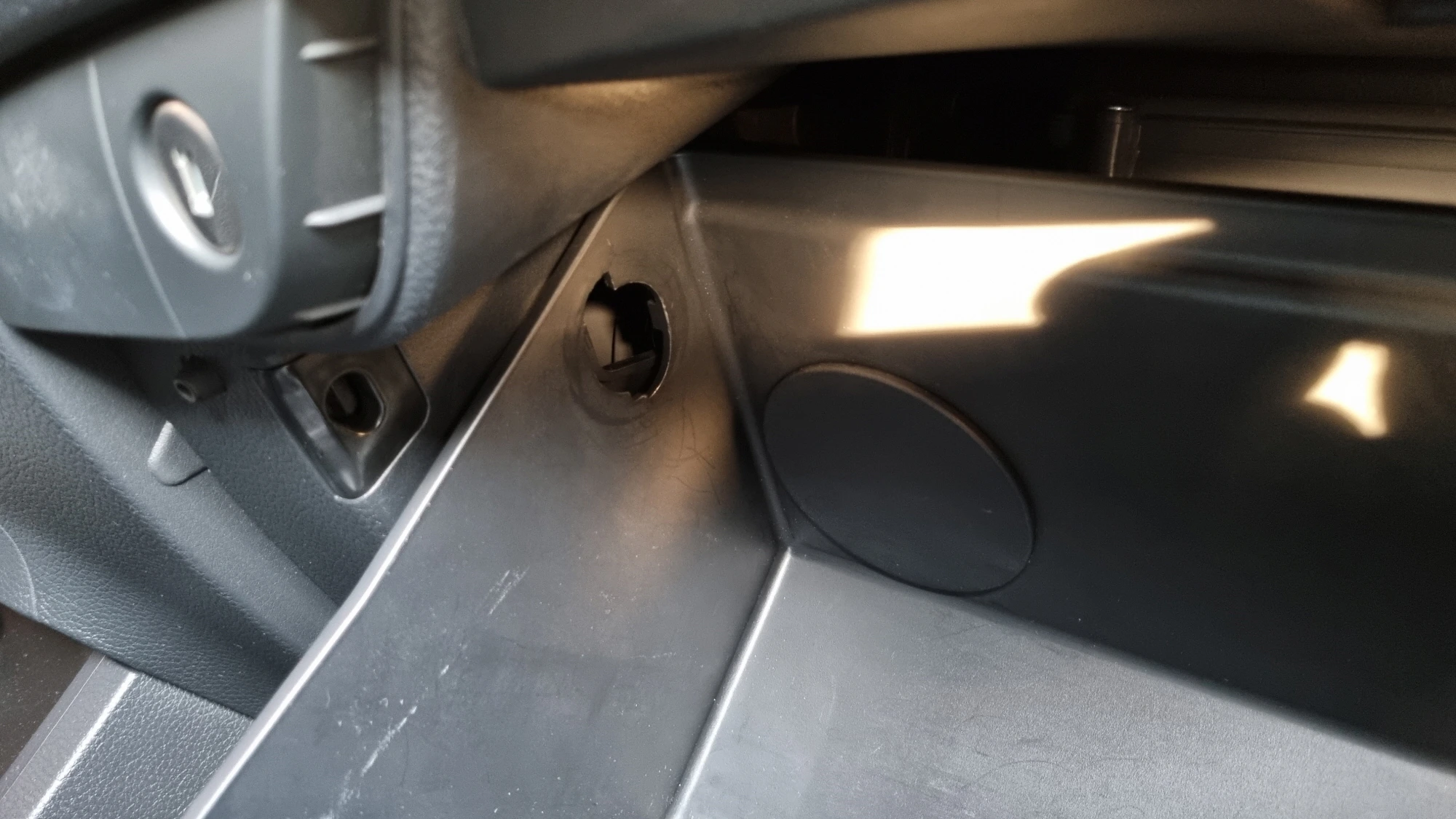 글로브박스 고정 걸쇠 끼우는 방법