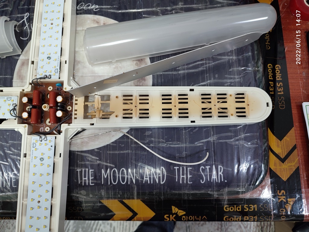 열을 그대로 받아서 플라스틱이 노후되고 약해져서 손가락으로 누르는 힘만으로 부셔집니다. 나사풀면서 부러졌으며&amp;#44; 꺾으면 그냥 부러집니다.