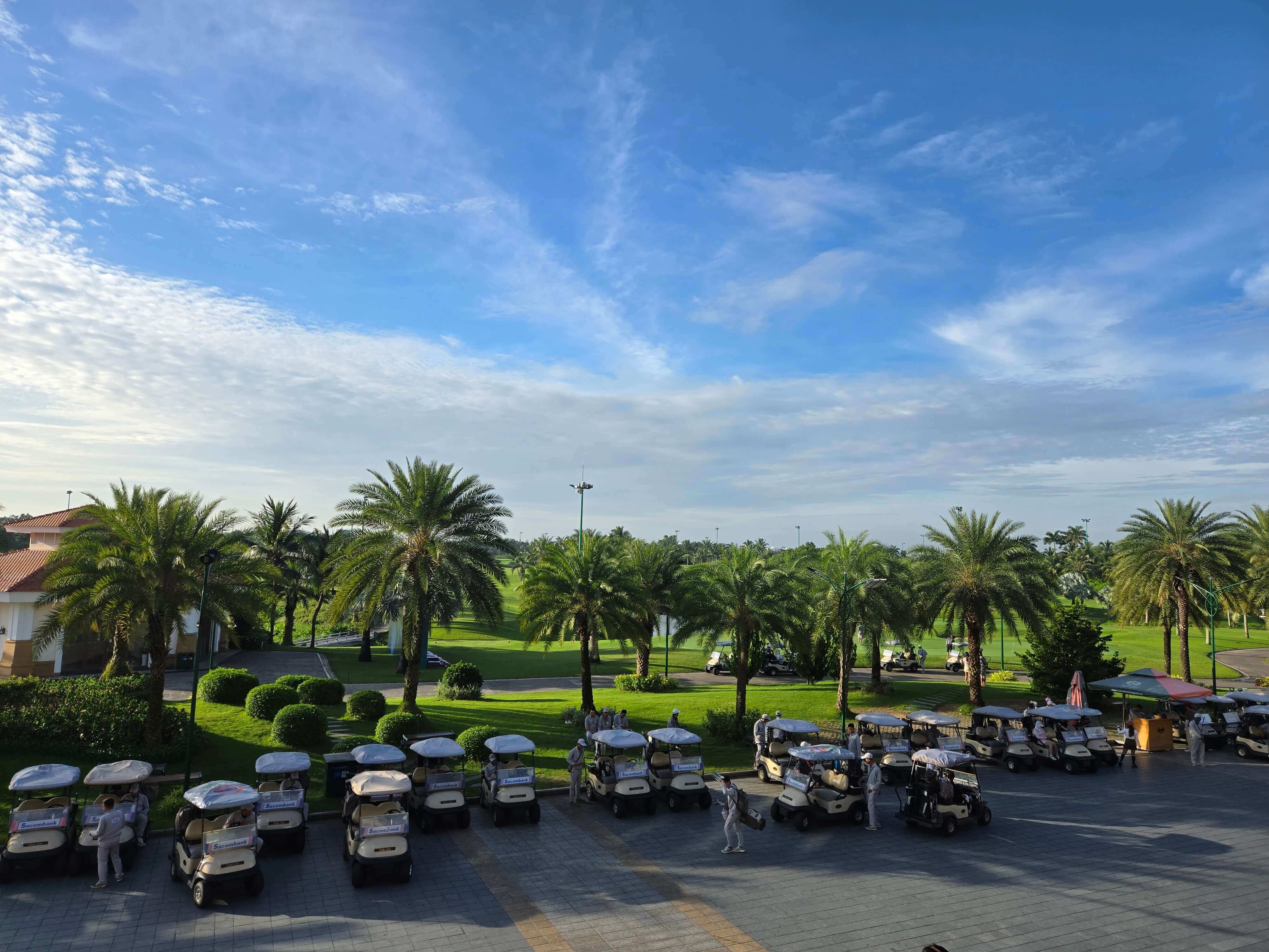 떤선넛골프클럽의 줄지어진 카트들