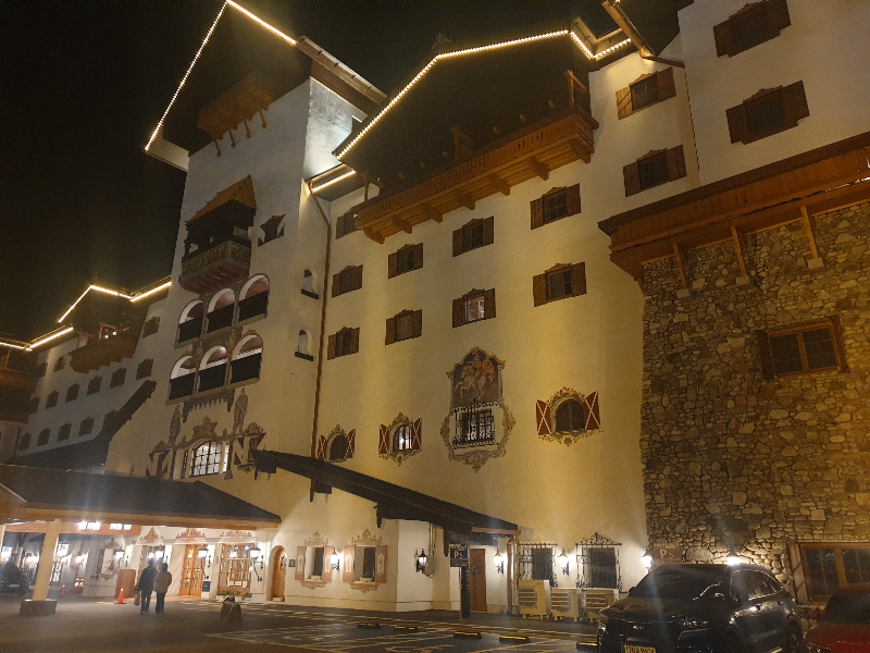 조명으로 어둔 밤에 멋있게 보이는 호텔 산장 같다