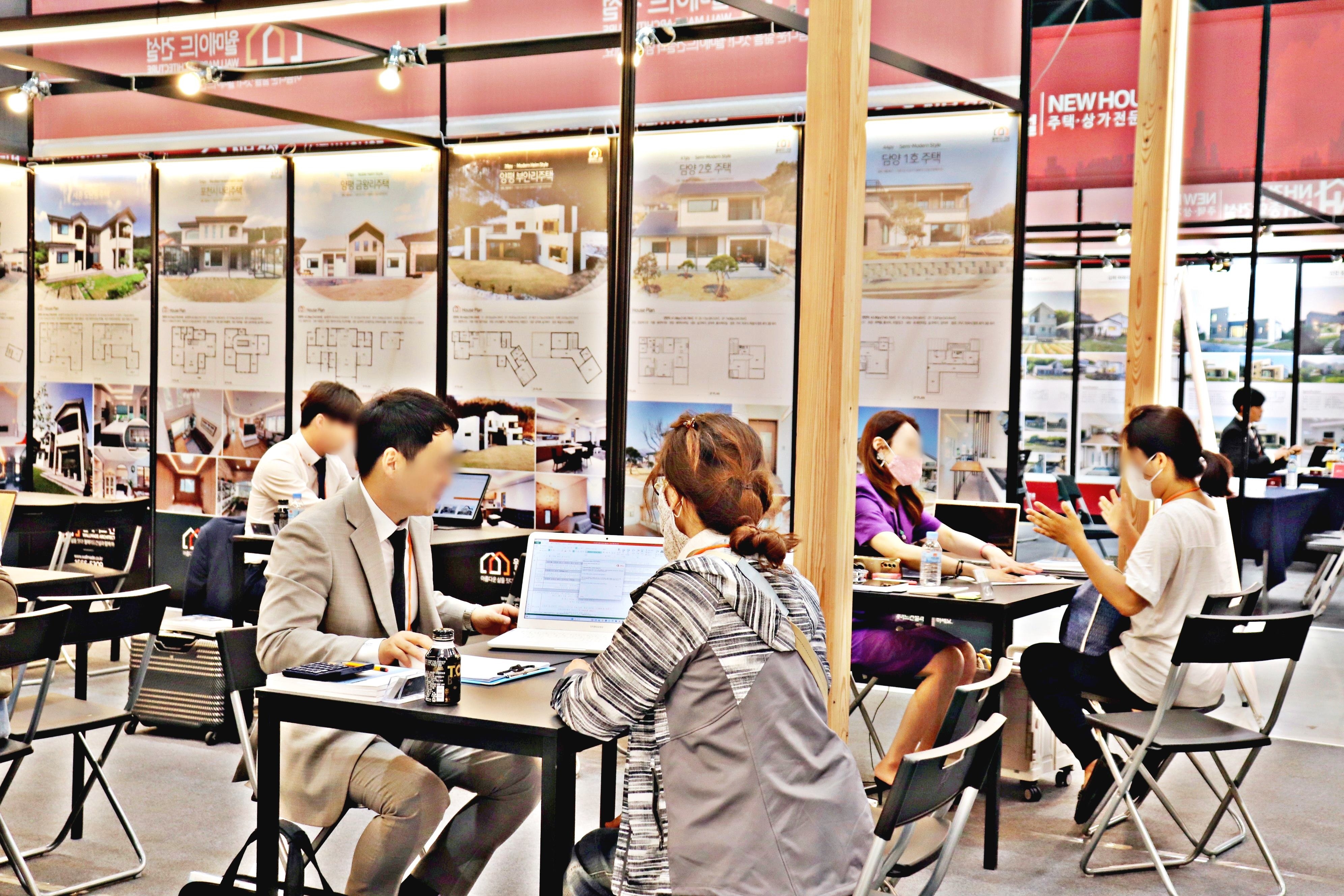 건축주-상담받는-장면