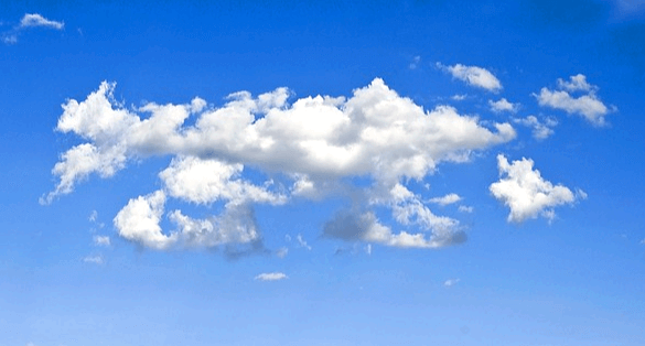 파란 하늘에 하얀 뭉게구름이 가득하게 떠 있다.