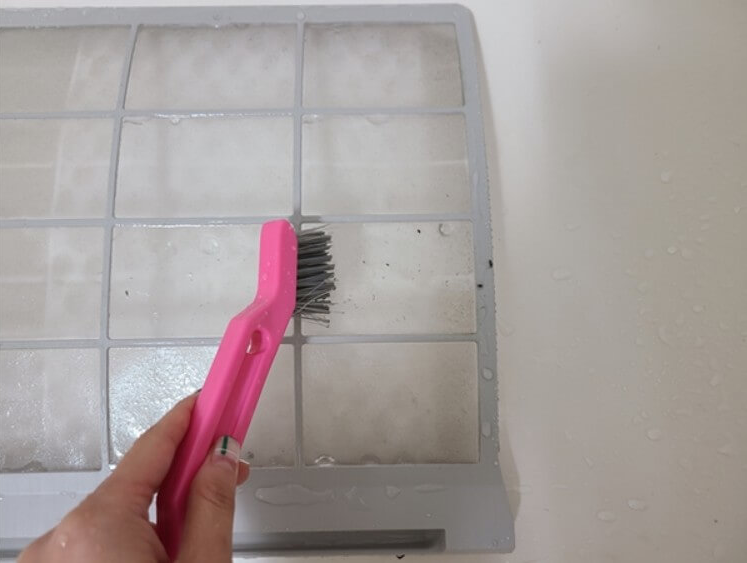 멍지망-필터를-솔로-문지르는-모습