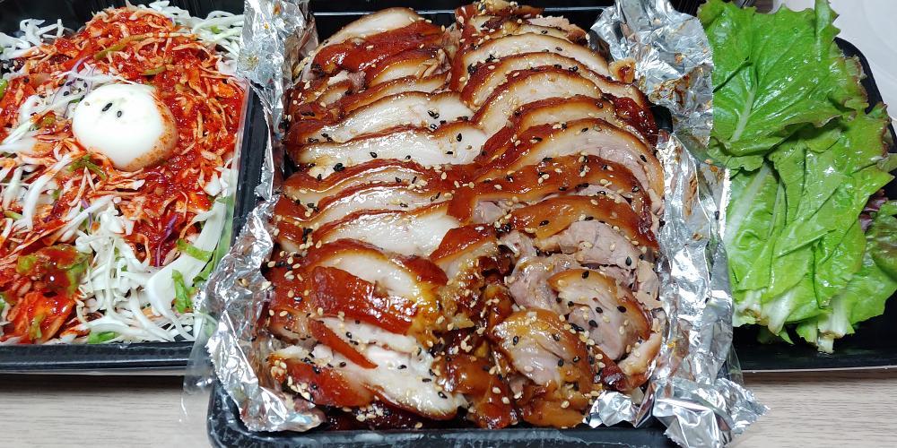 중앙에-족발이-있고-왼쪽에는-쟁반국수가-오른쪽에는-상추가-있다