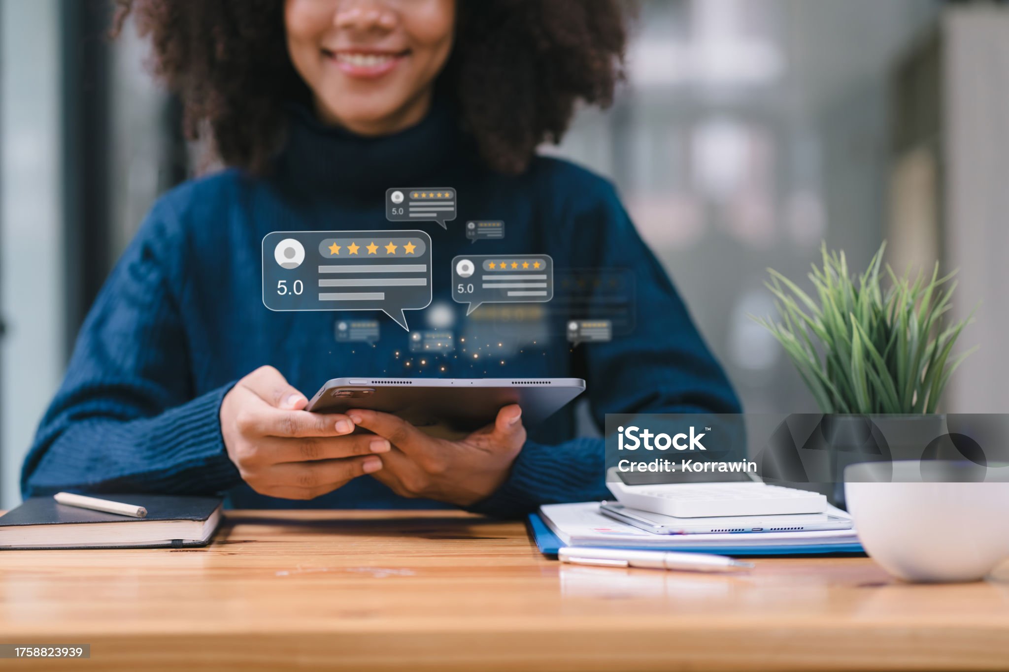 아프리카계 미국인 고객이 5개의 만족도 평점을 제공했습니다. 고객 서비스 평가 개념.