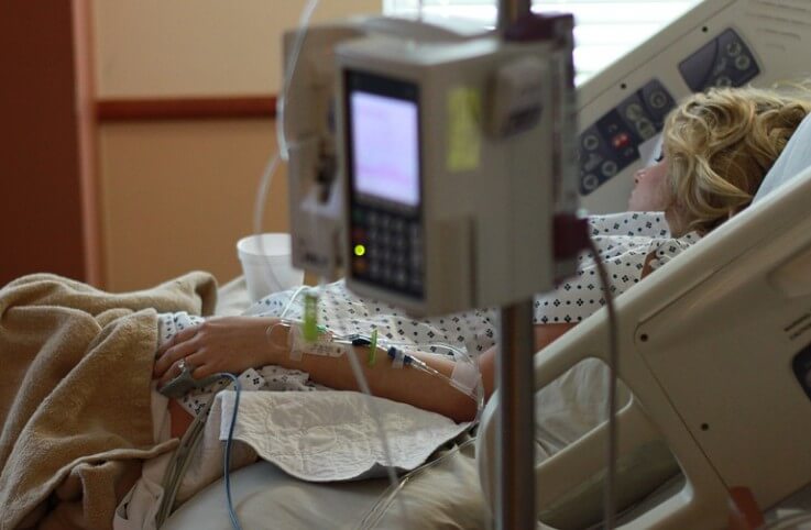 병원 침대에 누워 있는 환자 사진입니다.