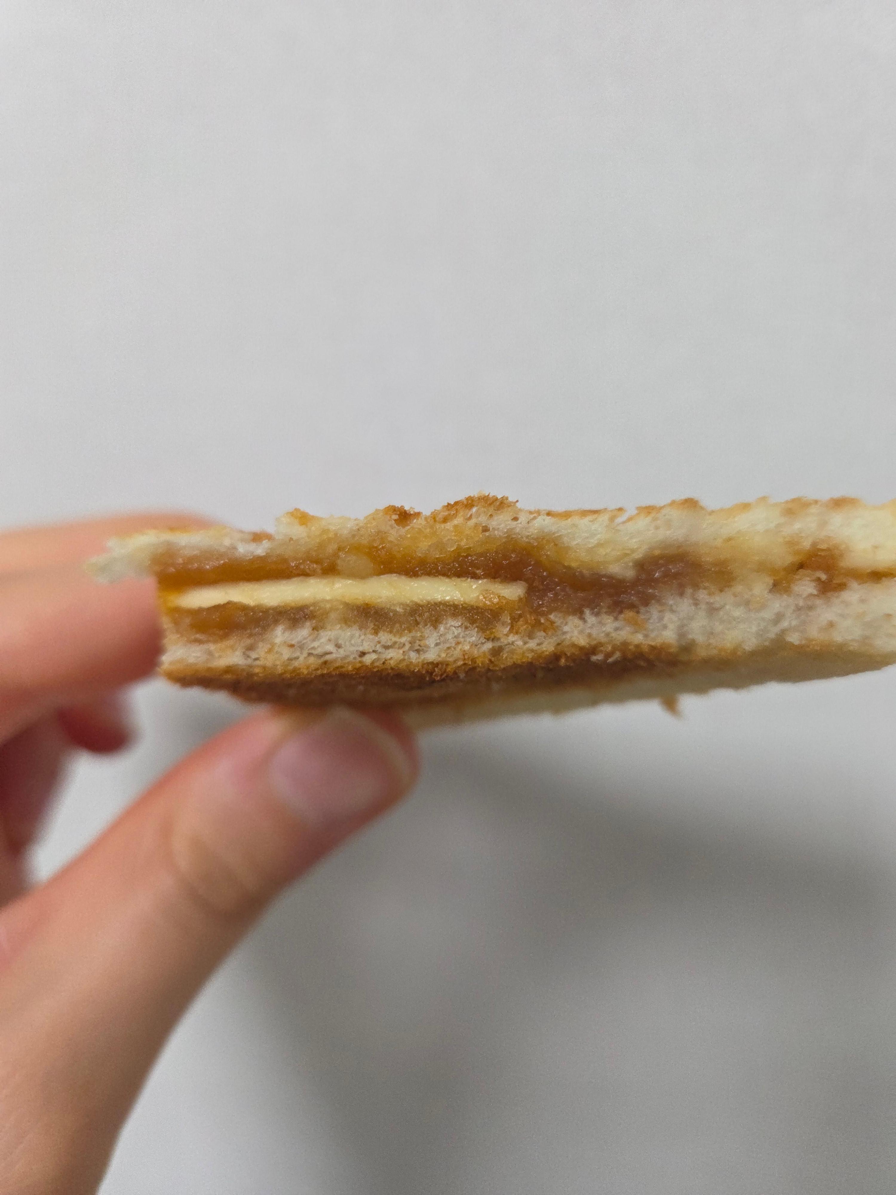 카야토스트 한 조각 단면을 손에 들고 있는 사진