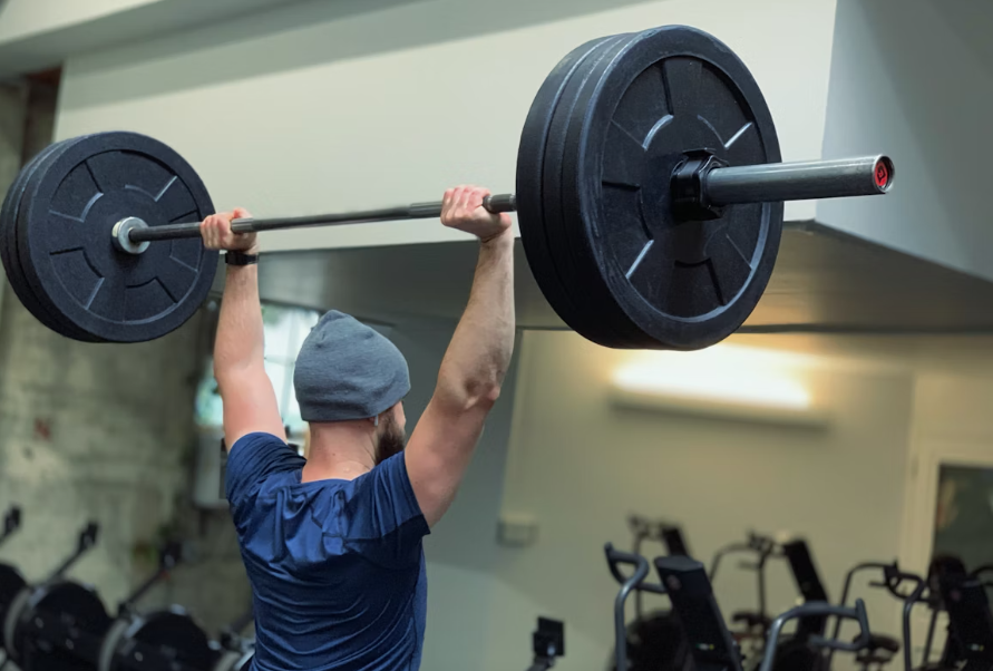 바벨 숄더 프레스 어깨 운동하는 사진