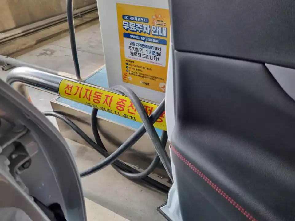 볼라드 주변에 케이블이 뭉쳐 있으면 문 열기 곤란해집니다.