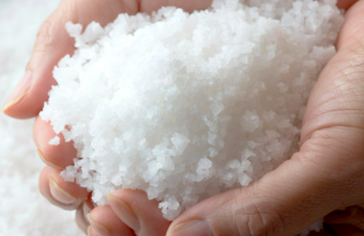 절임 배추의 핵심인 소금 사진