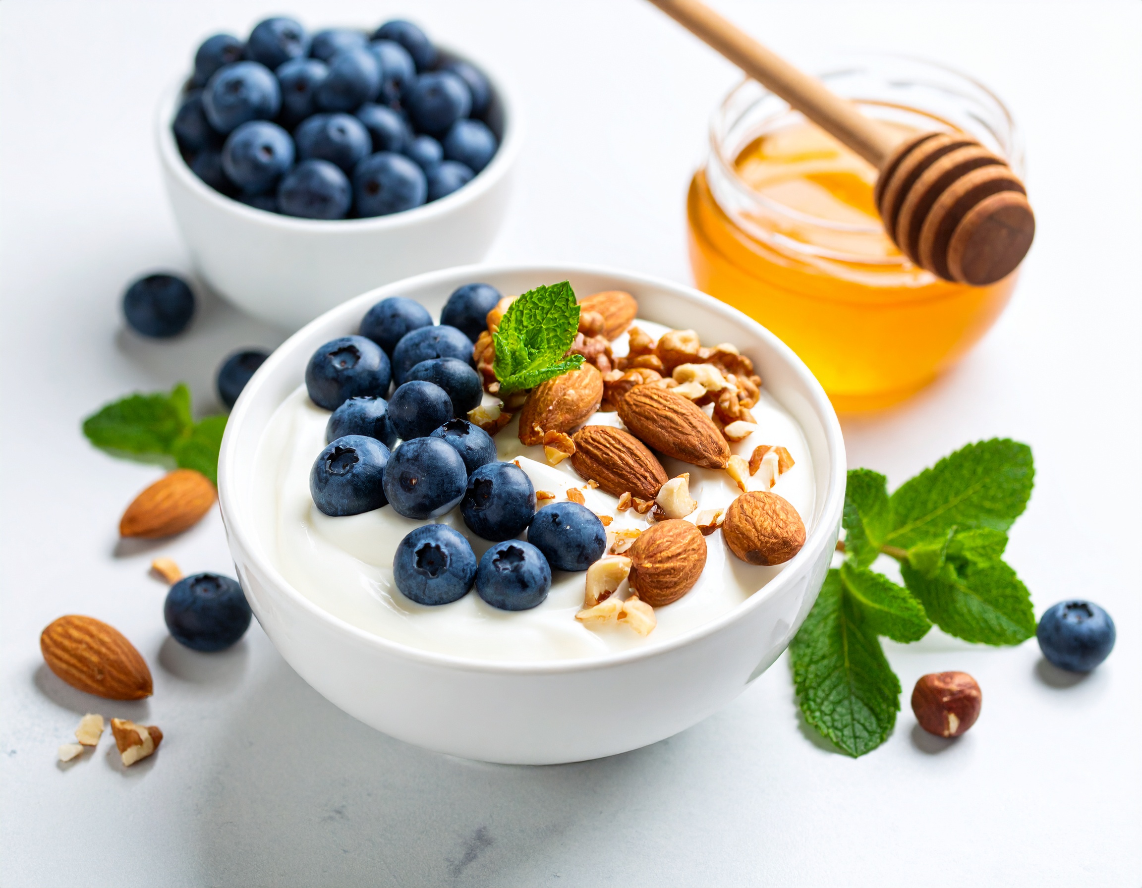 그릭요거트에 블루베리, 아몬드, 꿀을 올린 건강한 아침 식사