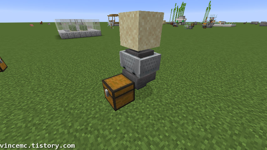 상자에 호퍼를 연결한 뒤, 호퍼 위에 레일을 올리고 광산 수레를 설치한 뒤 그 위에 모래를 올린 모습