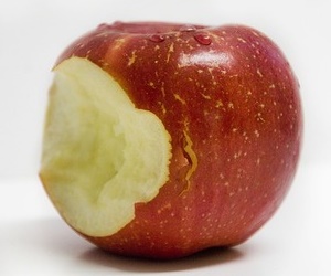 한 입 베어먹은 사과 달달 시큼한 맛