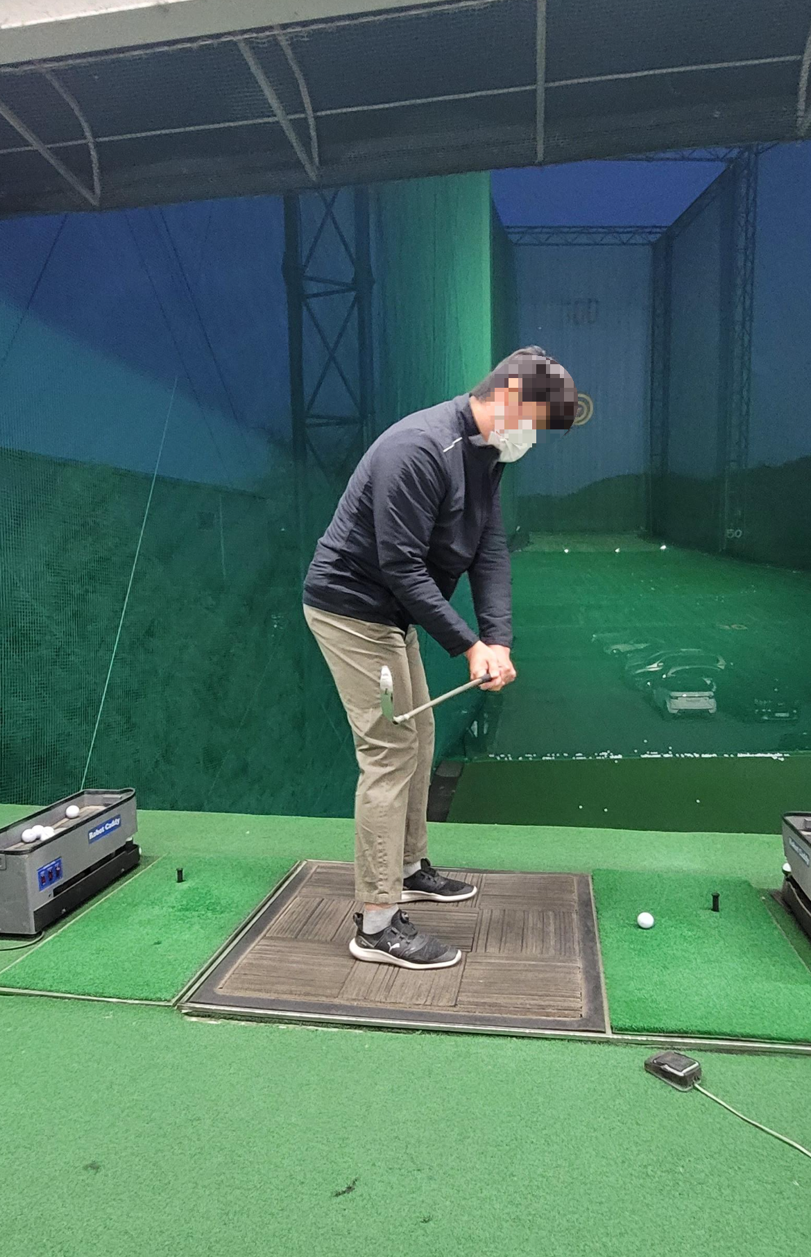 몸 앞쪽 카메라 각도로 찍은 골프 측면 스윙 사진