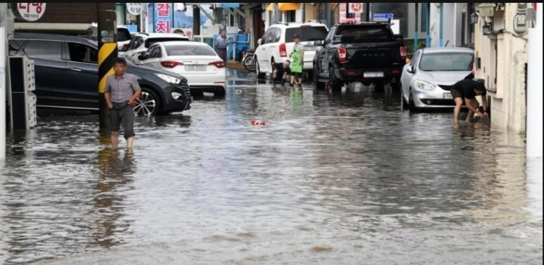 집중호우로 인해 잠긴 도로 이미지 사진