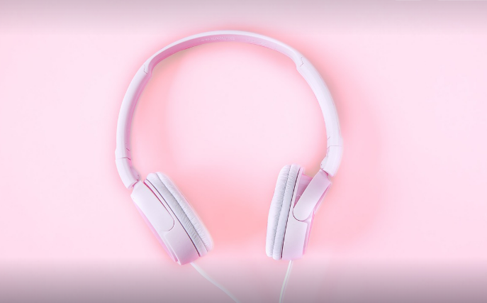 디지털 심리 상담, MZ세대에게 더 효과적일까?, 마음의 소리를 듣는 핑크색 배경에 해드폰 사진