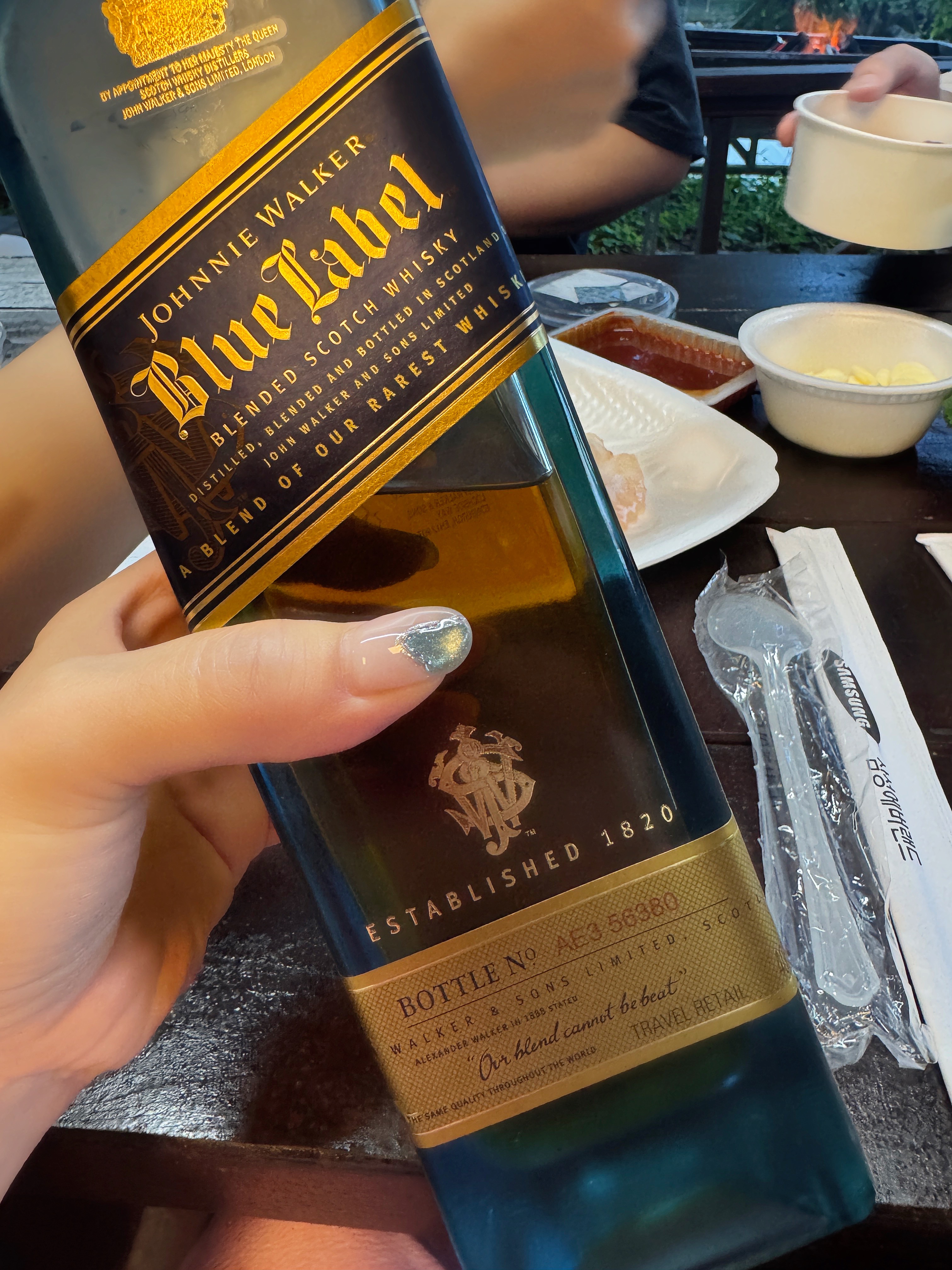 펜션 테이블 위, 친구가 가져온 조니워커 블루라벨. 계곡 끝내고 한잔하니 분위기가 제대로 살아났다.