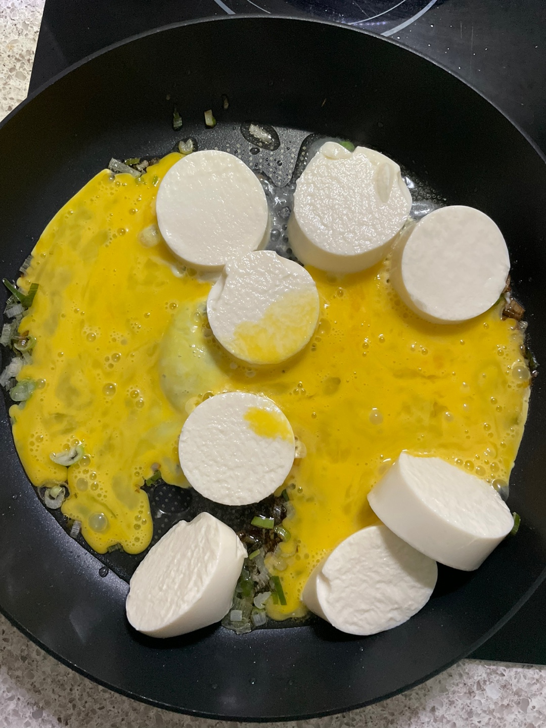 계란(달걀)을 풀고 넣어준다