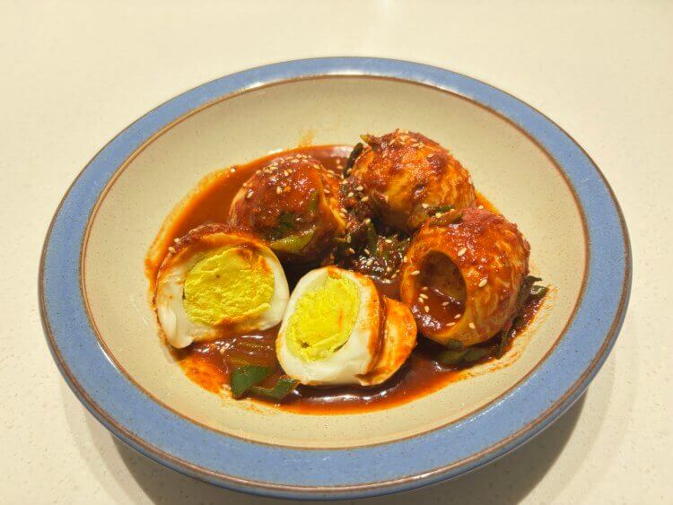 반으로 쪼개진 계란이 있는 계란볶이