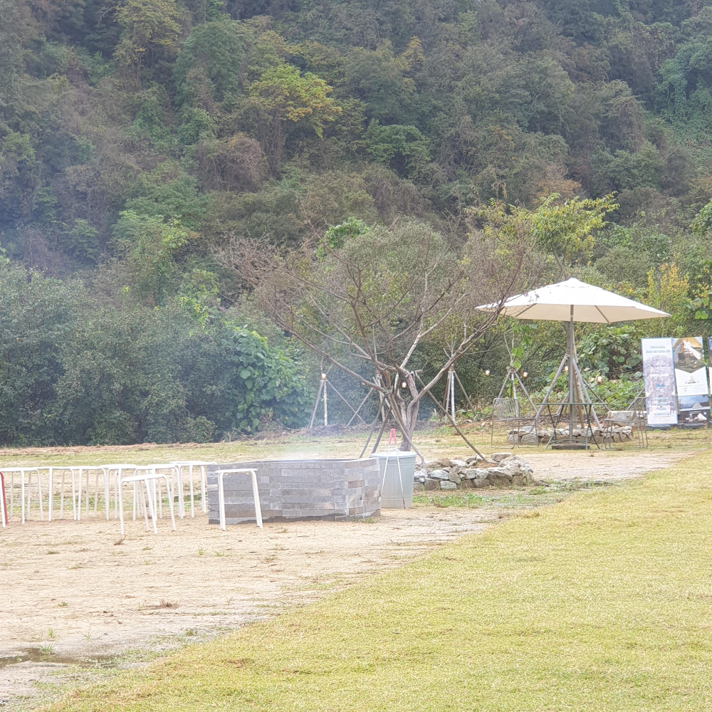 장작불로 모닥불을 계속 피우는 정원