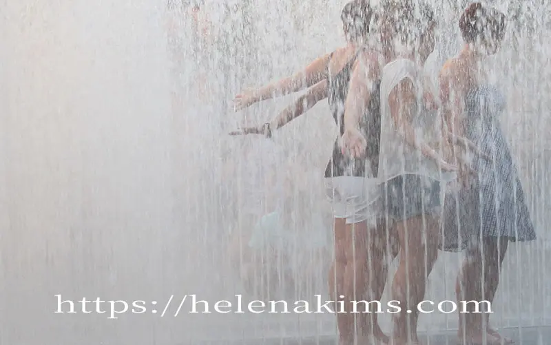 아이들 3명이 물놀이 하는 이미지.