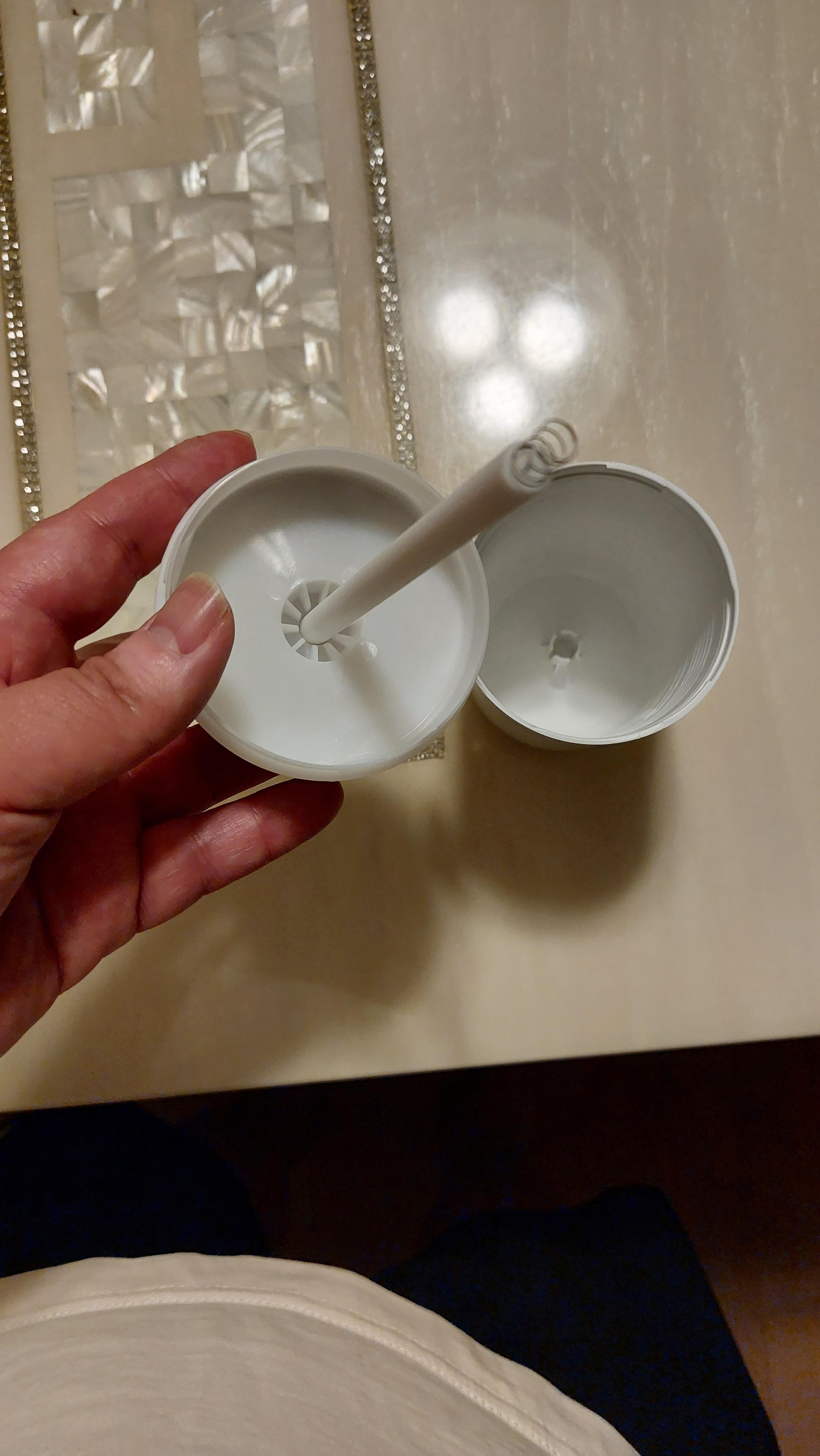 긴 대롱이 물기를 머금고 위로 올라가서 습기를 배출합니다. 필터이며, 교체가 가능하다고 하는데... 그냥 계속 써도 문제는 없습니다.