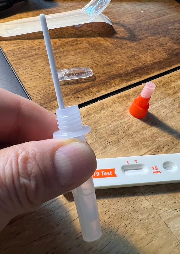 코로나 셀프 테스트 - 샘플 검출 후 최소 15번 이상 스틱을 저어준다.