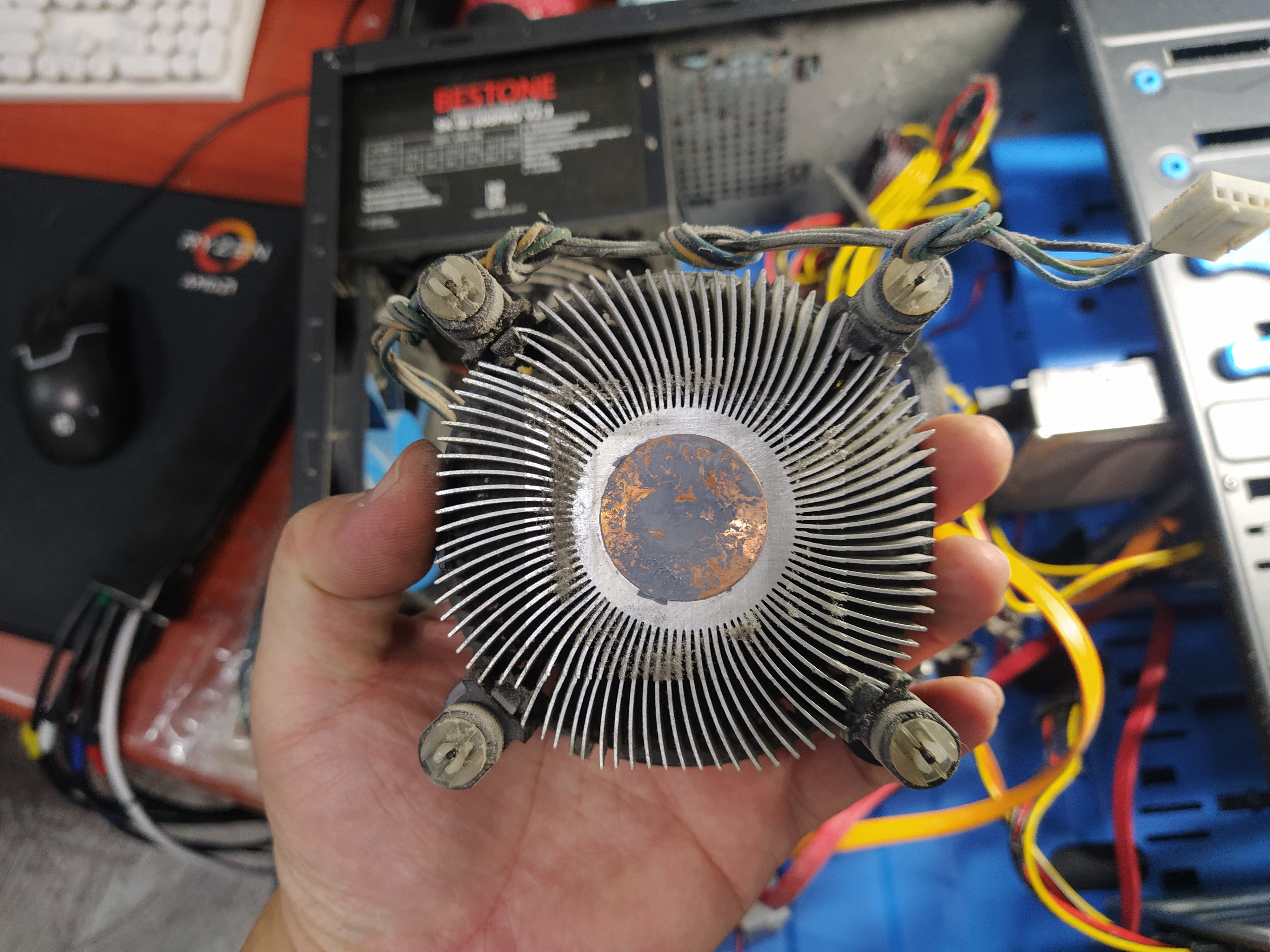 중고 인텔 정품 CPU 쿨러로 교체해서 출고했습니다.&nbsp;