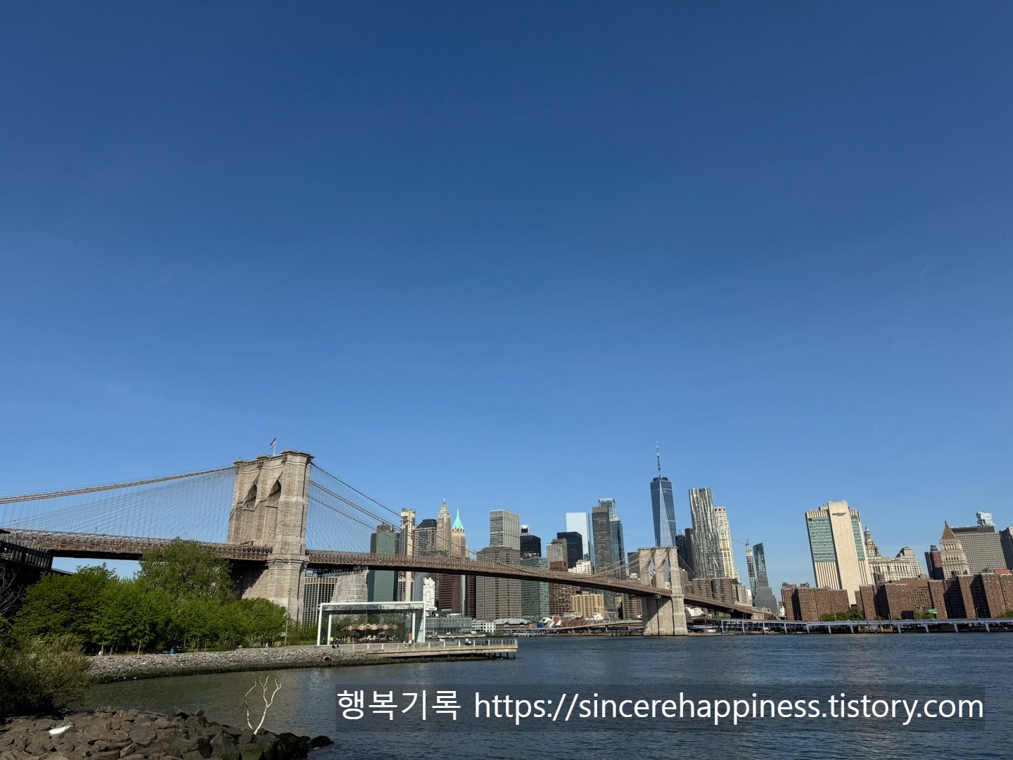 덤보 골목에서 바라본 엠파이어 스테이트 빌딩과 뉴욕 건축물 뷰