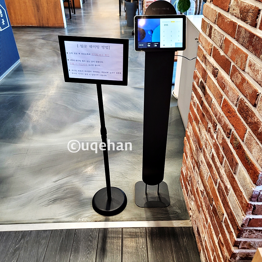 양주 칼국수 밀곳 사람이 많을때 웨이팅 예약할 수 있는 패드가 설치되어 있다.