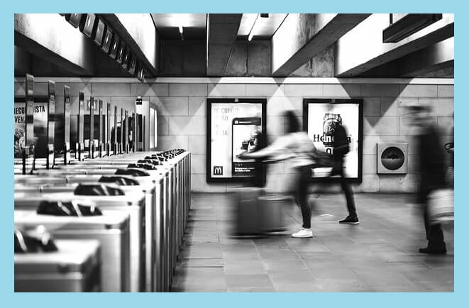 흑백-지하철-개찰구-통과하는-사람들