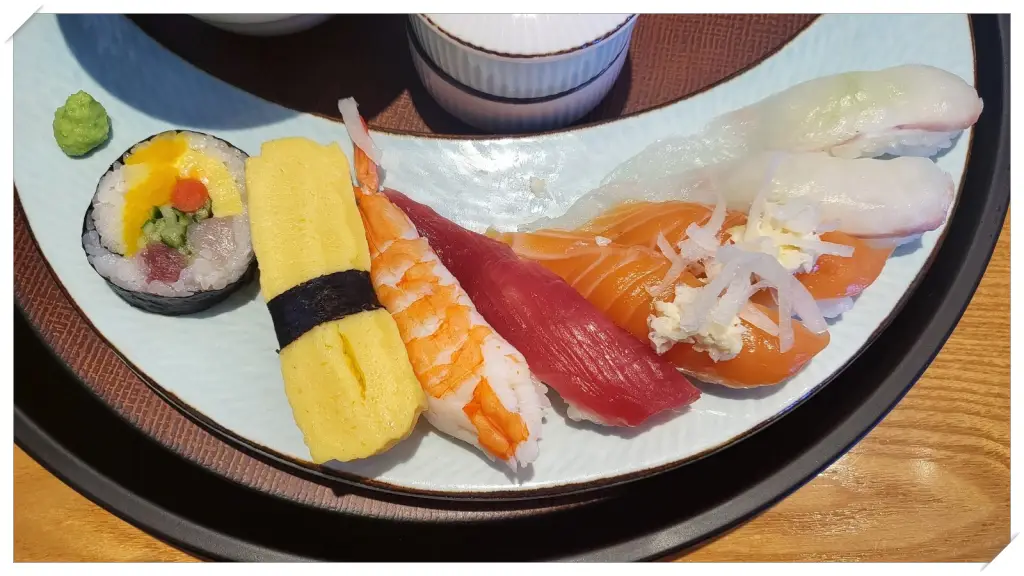 초밥세트8p-우동-단무지-백김치-토마토