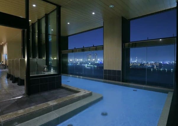 야간의 시내가 보이는 노천탕