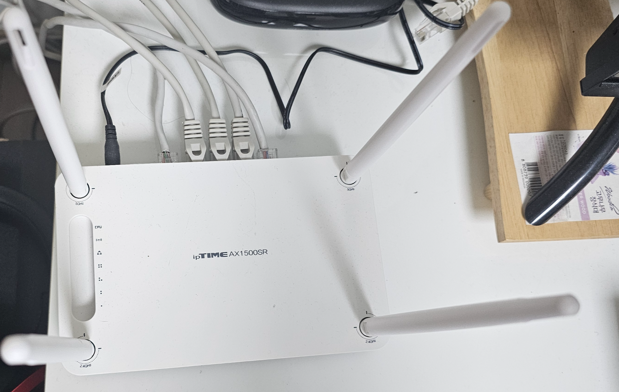 iptime AX1500SR 책상 위에 설치된 모습 (안테나 펼친 모습)