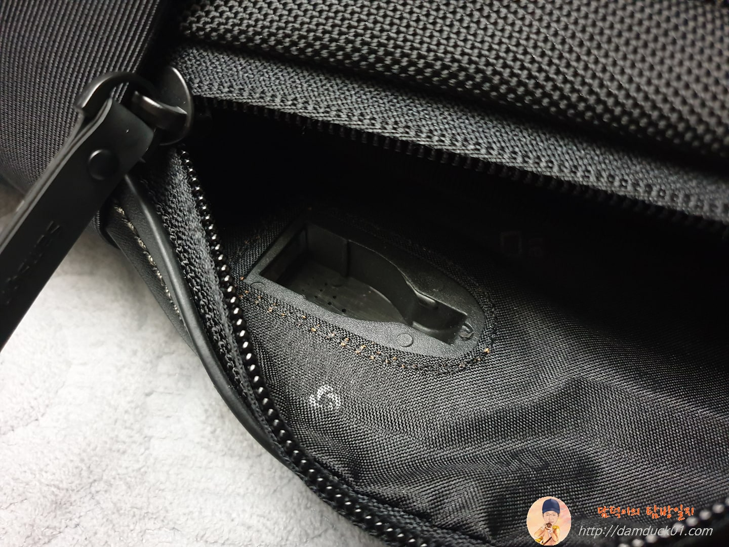 Samsonite Red BLUNTES 케이블 고정 공간