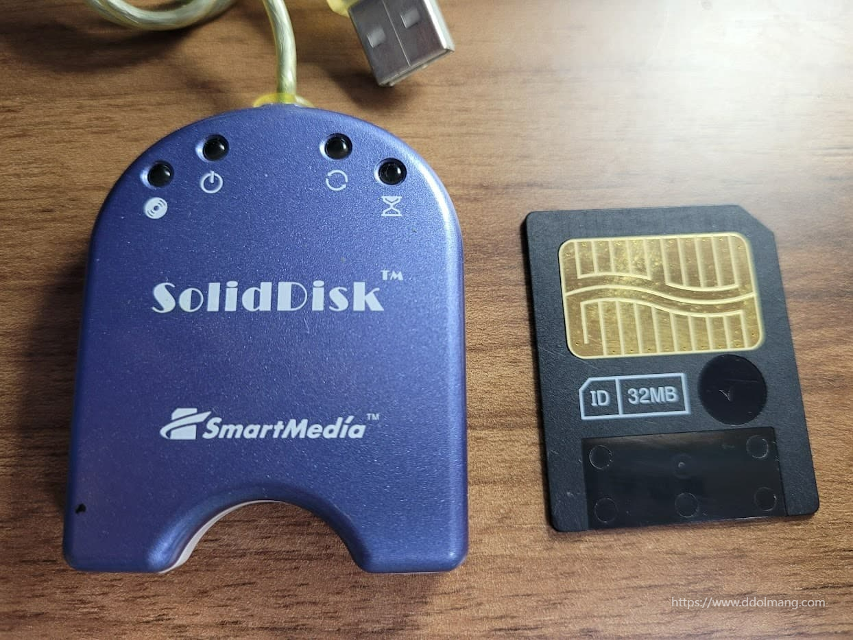 추억의 SolidDisk 리더기와 종이처럼 얇은 32MB 스마트미디어 카드