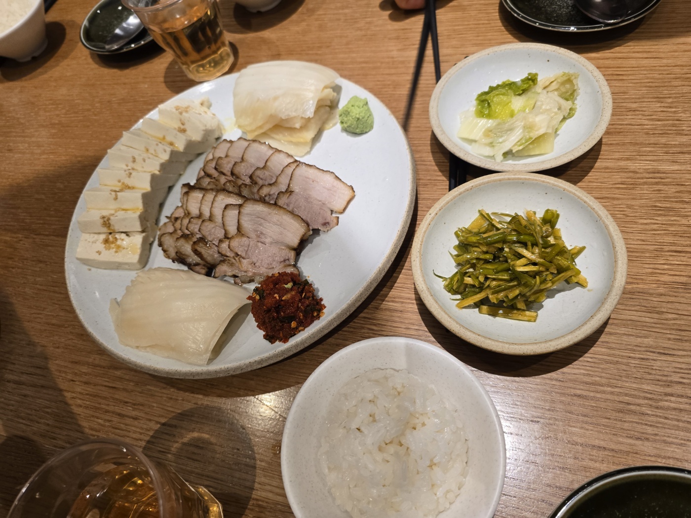 묵은지 두부삼겹 수육과 청어알 그리고 반찬