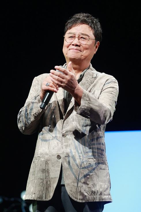 남진 무대에서 노래부는 사진