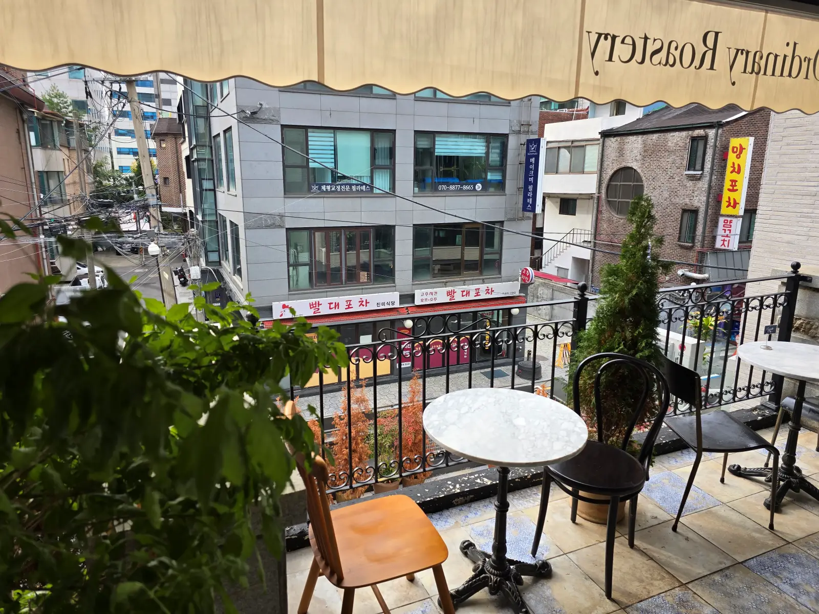 골목 건물들이 함께 찍힌 까사넬로 테라스사진