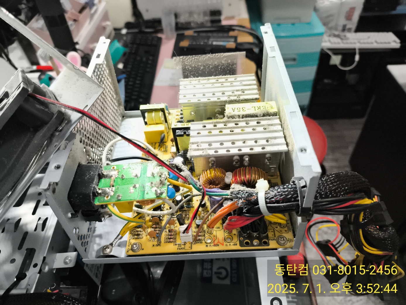 고장 난 파워서플라이를 뜯어서 외관상 터지거나 탄 부분은 없는지 확인 중
