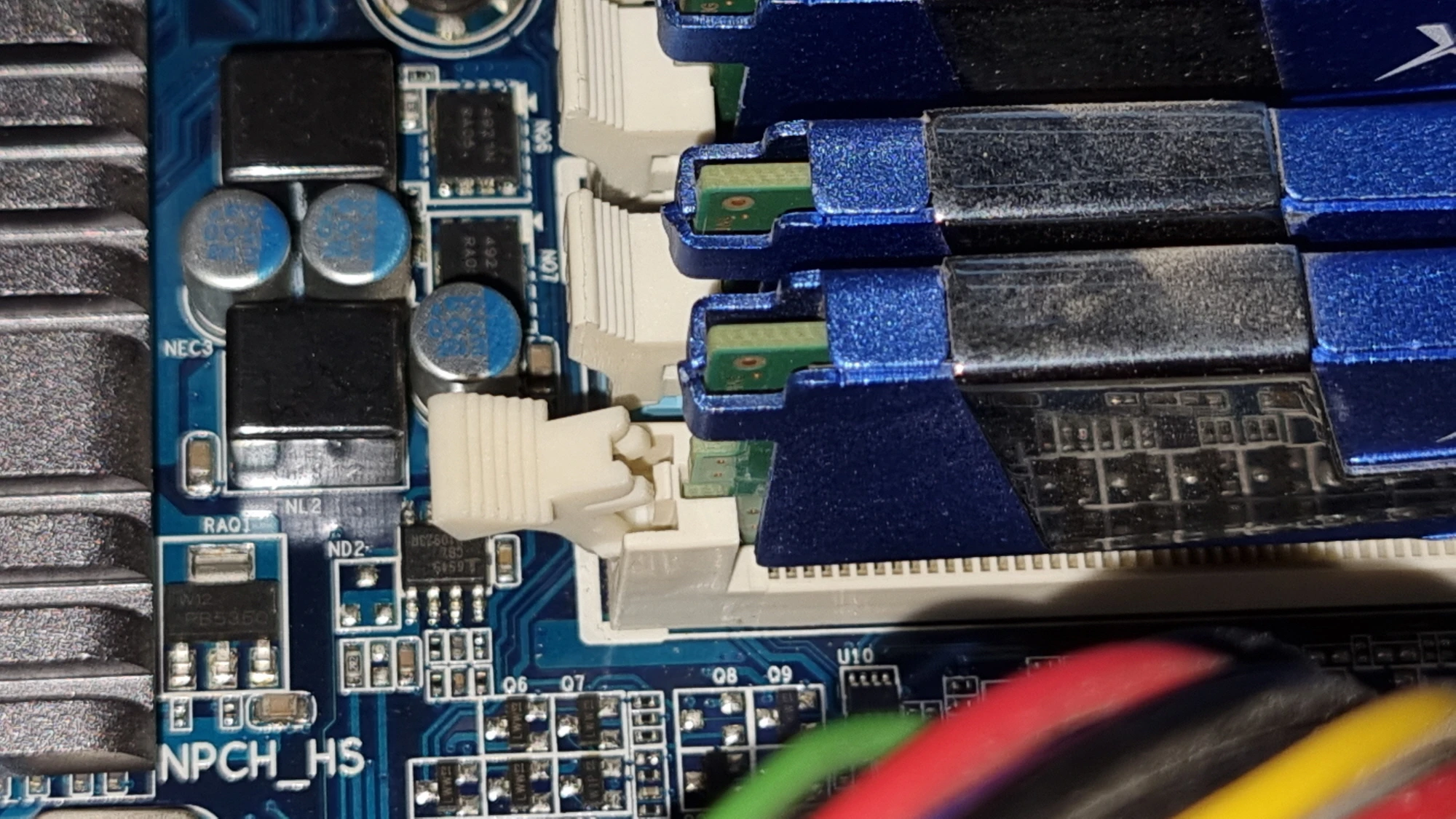 램 고정 걸쇠 열린 모습