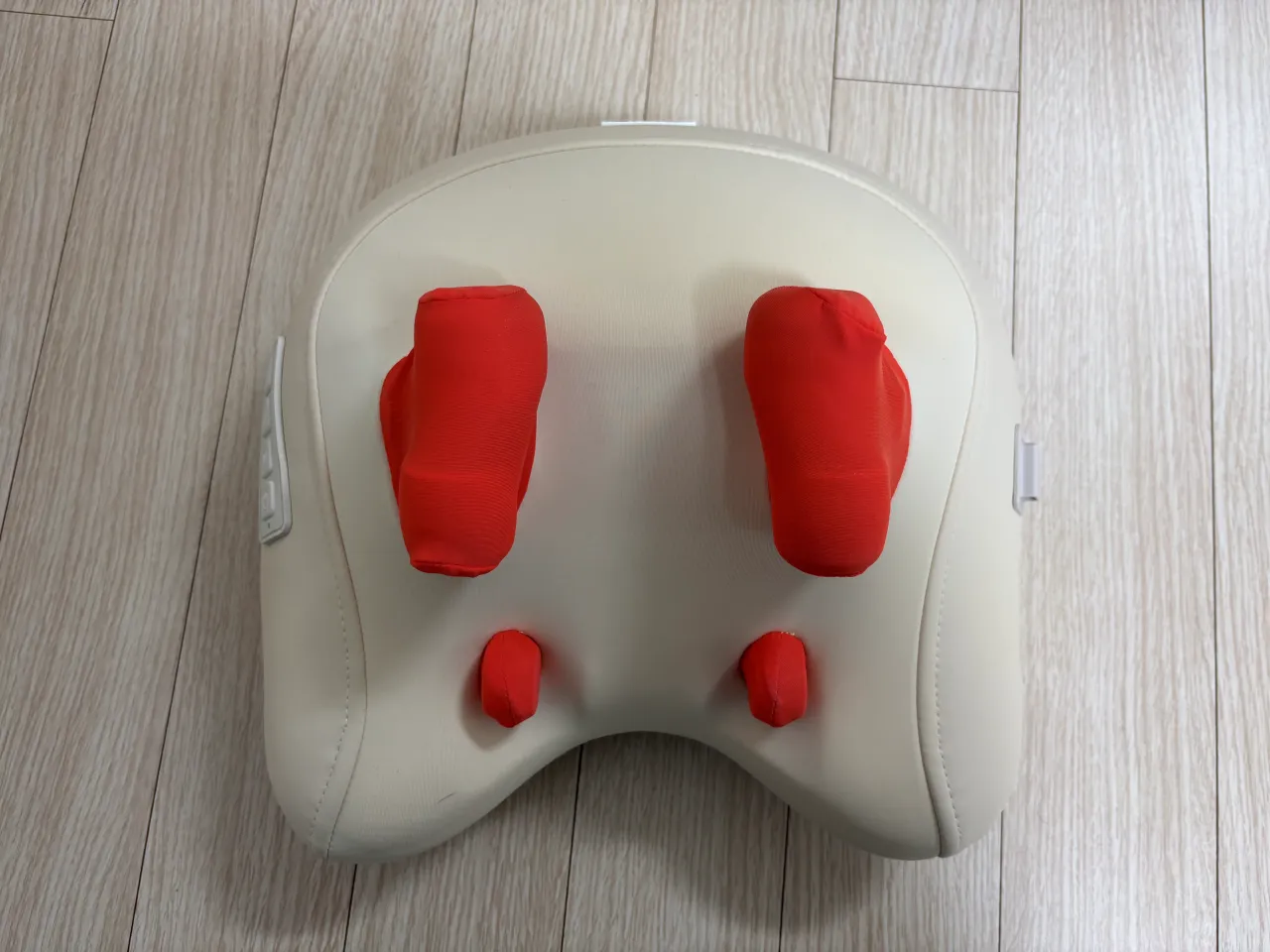 바닥에-놓여진-목-마사지기