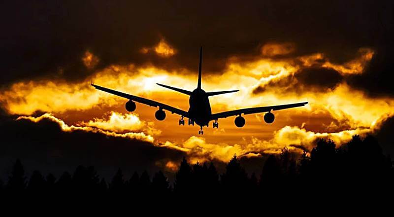 노을진-하늘에-비행기의-모습