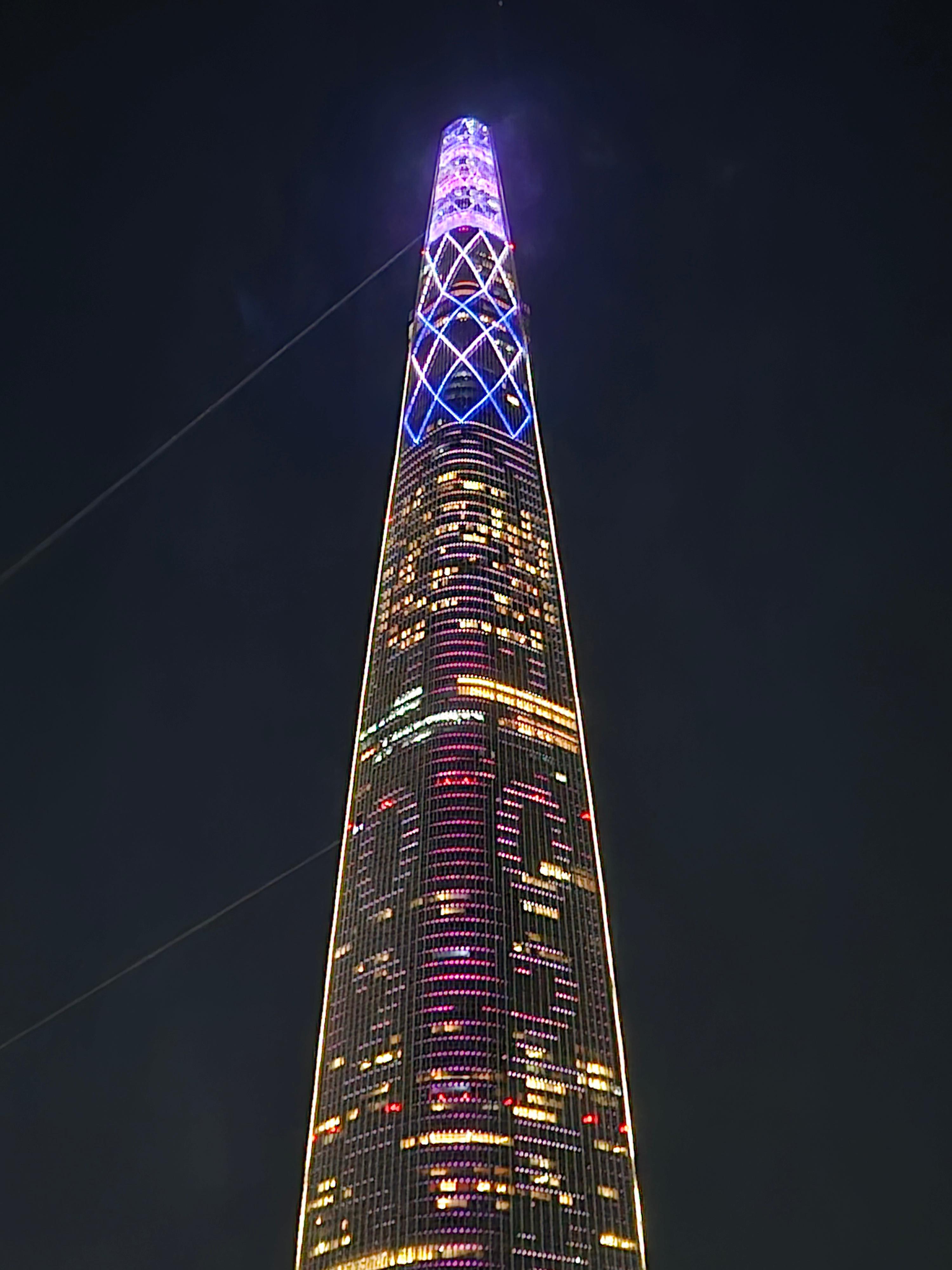 서울스카이의 파란 첨탑모습